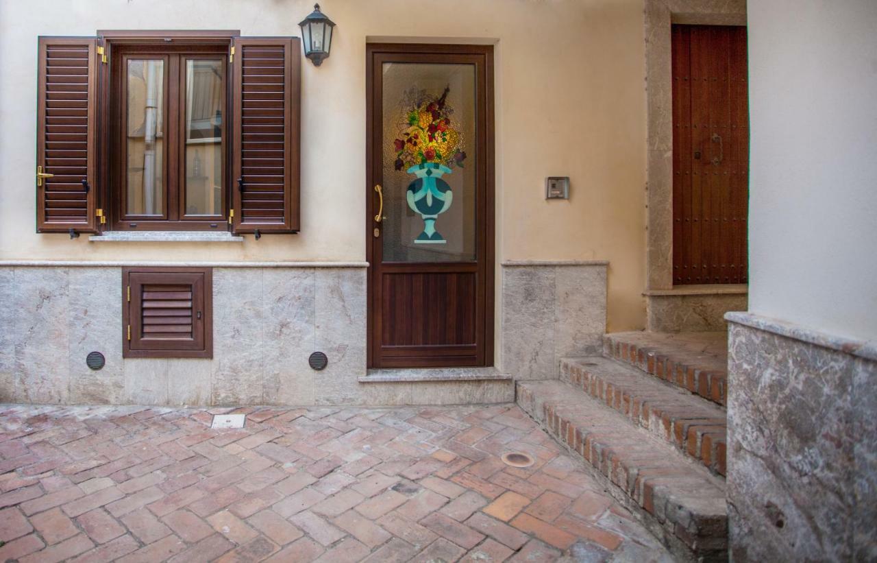 Tina House - Il Cortile Nel Centro Storico Di Taormina Apartman Kültér fotó